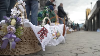 Часник, крашанки і ковбаса: як в Свято-Покровському соборі в Рівному освячують великодні кошики Часник, крашанки і ковбаса: як в Свято-Покровському соборі в Рівному освячують великодні кошики