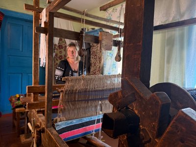 Вікторія Британ працює на ткацькому верстаті Вікторія Британ працює на ткацькому верстаті