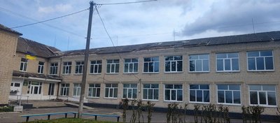 Буревій на Волині зірвав дах ліцею і викорчував дерево Буревій на Волині зірвав дах ліцею і викорчував дерево
