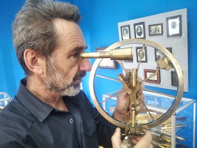 "Погляд у всесвіт": в Житомирі відкрили виставку астрономічних приладів з приватної колекції