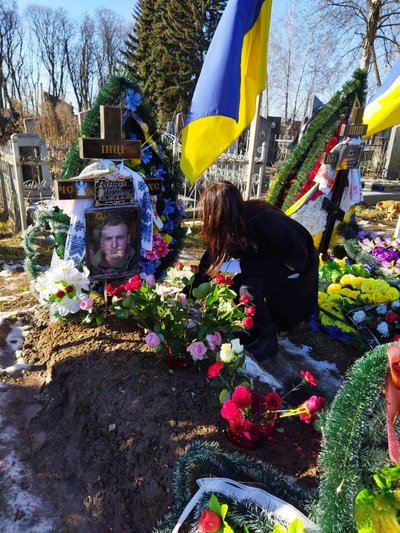 Співачка Надя Дорофєєва привезла на могилу загиблого Героя України Андрія Верхогляда його погони рангу підполковника Співачка Надя Дорофєєва привезла на могилу загиблого Героя України Андрія Верхогляда його погони рангу підполковника
