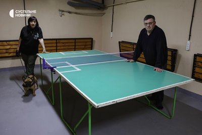 Марина Коріфадзе та Ігор Паливода показують укриття у будинку в Центральному районі Херсона