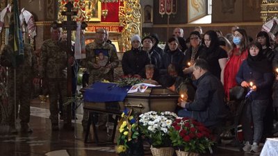 У Черкасах в останню путь провели двох військових, яких рік вважали безвісти зниклими