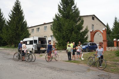 Печуть хліб та везуть його на прикордоння – волонтери з Франції приїхали на Сумщину Печуть хліб та везуть його на прикордоння – волонтери з Франції приїхали на Сумщину