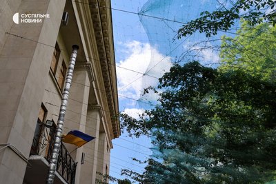 Через збільшення кількості атак БпЛА по місту над будівлями у Херсоні з’явилися сітки для захиститу від удару