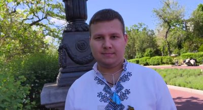 У Дніпрі на пам’ятники Тарасові Шевченку та Олександрові Полю одягли патріотичні вбрання У Дніпрі на пам’ятники Тарасові Шевченку та Олександрові Полю одягли патріотичні вбрання