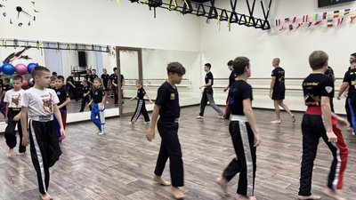 Діти на занятті з кікбоксингу в Чугуєві Діти на занятті з кікбоксингу в Чугуєві