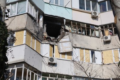 "Яскраве світло, потім як бабахнуло". Херсонці розповіли про чергові атаки російських військ "Яскраве світло, потім як бабахнуло". Херсонці розповіли про чергові атаки російських військ