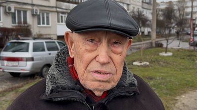 "Години дві стоїмо в черзі, аби набрати воду". Як жителі Павлограда переживають блекаут "Години дві стоїмо в черзі, аби набрати воду". Як жителі Павлограда переживають блекаут