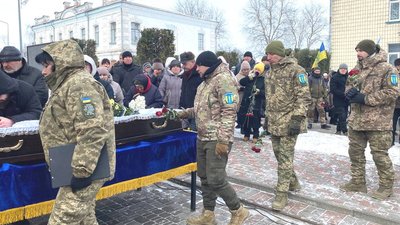 На Чернігівщині попрощалися з військовими Вадимом Арендарем та Віталієм Дудком На Чернігівщині попрощалися з військовими Вадимом Арендарем та Віталієм Дудком