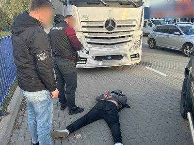 Продали 13 автомобілів: на Волині викрили схему незаконного ввезення авто для ЗСУ Продали 13 автомобілів: на Волині викрили схему незаконного ввезення авто для ЗСУ
