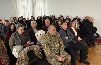 Родинам дванадцяти загиблих військових з Рівненщини вручили держнагороди Родинам дванадцяти загиблих військових з Рівненщини вручили держнагороди