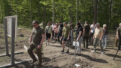 На Вінниччині ветерани війни разом з лісівниками висаджували дерева На Вінниччині ветерани війни разом з лісівниками висаджували дерева