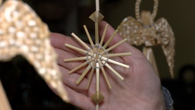 "Дохристиянська традиція": на Черкащині майстриня створює різдвяних павуків з соломи "Дохристиянська традиція": на Черкащині майстриня створює різдвяних павуків з соломи