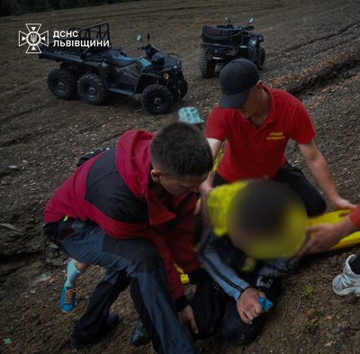 Чоловіка на медичних ношах спустили до підніжжя гори