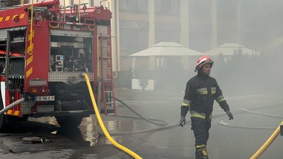 У Прилуках горіла будівля кафе-магазину У Прилуках горіла будівля кафе-магазину