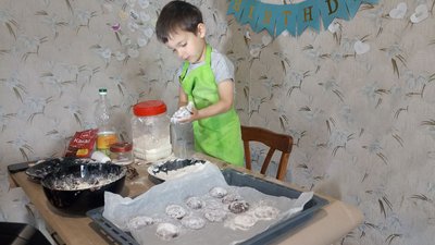 Чотирирічний Дем’ян з Житомирщини готує печиво для військових ЗСУ Чотирирічний Дем’ян з Житомирщини готує печиво для військових ЗСУ