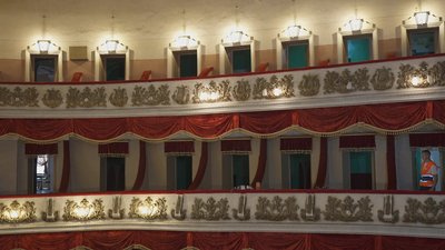 Сцени, гримерка та венталяція: у вінницькому обласному театрі актори проводять ремонт Сцени, гримерка та венталяція: у вінницькому обласному театрі актори проводять ремонт