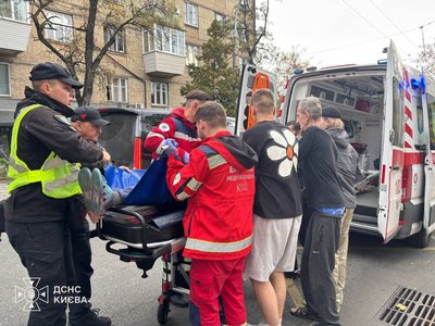 Росіяни атакували Київ дронами: уламки впали біля п’ятиповерхівки, здійнялася пожежа, є поранені Росіяни атакували Київ дронами: уламки впали біля п’ятиповерхівки, здійнялася пожежа, є поранені