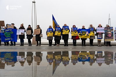 "Поверніть героїв з полону": в Одесі відбулась акція рідних українських захисників, яких утримує РФ "Поверніть героїв з полону": в Одесі відбулась акція рідних українських захисників, яких утримує РФ
