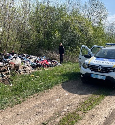 Біля села на Харківщині невідомі викинули гору секонд-хенду, поліція шукає зловмисників