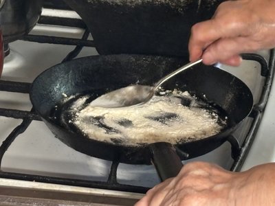 Без капусти та томатів: як готують білий борщ за давнім рецептом у селі Чернівеччини Без капусти та томатів: як готують білий борщ за давнім рецептом у селі Чернівеччини