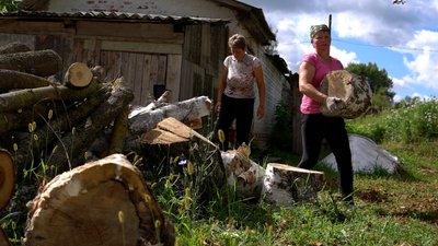 В селі на Чернігівщині через нестачу чоловіків жінки рубають та пиляють дрова і косять траву В селі на Чернігівщині через нестачу чоловіків жінки рубають та пиляють дрова і косять траву