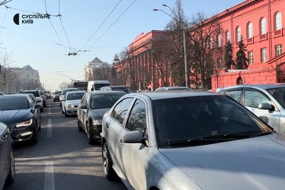 Через обмеження руху транспорту у центрі Києва утворилися затори Через обмеження руху транспорту у центрі Києва утворилися затори