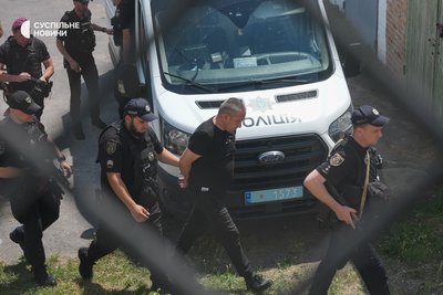 Конвоїри заводять екскомандира 155-ї ОМБр "Анна Київська" Станіслава Лучанова у зал засідань Рокитнянського райсуду Київської області, 14 липня 2026 року. Підполковника підозрюють в організації викрадення і вбивства двох братів Мосейчуків Конвоїри заводять екскомандира 155-ї ОМБр "Анна Київська" Станіслава Лучанова у зал засідань Рокитнянського райсуду Київської області, 14 липня 2026 року. Підполковника підозрюють в організації викрадення і вбивства двох братів Мосейчуків