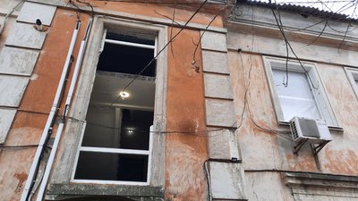 Наслідки дронової атаки: мешканці кропивницької двоповерхівки шостий день чекають на обстеження пошкоджень Наслідки дронової атаки: мешканці кропивницької двоповерхівки шостий день чекають на обстеження пошкоджень