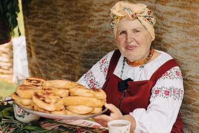 "У печі, на сковороді та на капустяних сушених листках": як готують перепічки на Конотопщині "У печі, на сковороді та на капустяних сушених листках": як готують перепічки на Конотопщині