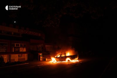 Автівка горить у центрі Словʼянська 21 травня через удар російського дрона "Молнія". Місто все частіше зазнає нічних ударів дронами Автівка горить у центрі Словʼянська 21 травня через удар російського дрона "Молнія". Місто все частіше зазнає нічних ударів дронами