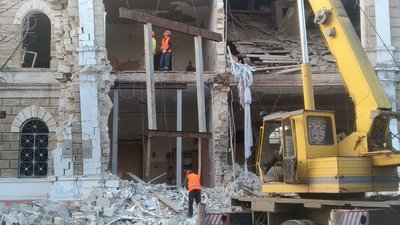 У Миколаєві тривають аварійно-ремонтні роботи в гімназії, в яку влучила російська ракета У Миколаєві тривають аварійно-ремонтні роботи в гімназії, в яку влучила російська ракета