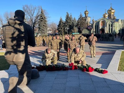 "Ми молимося за кожного захисника": у Черкасах вшанували пам'ять полеглих "кіборгів" "Ми молимося за кожного захисника": у Черкасах вшанували пам'ять полеглих "кіборгів"