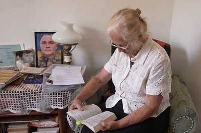 Сказала владі своє "ні": чому мати загиблого бійця з Волині відмовилася від його нагороди Сказала владі своє "ні": чому мати загиблого бійця з Волині відмовилася від його нагороди