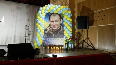 "Його вибір був захищати дім і рідних". В Немирові провели вечір пам'яті загиблого парамедика Андрія Смірнова "Його вибір був захищати дім і рідних". В Немирові провели вечір пам'яті загиблого парамедика Андрія Смірнова