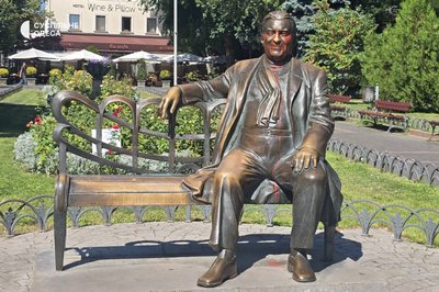 Памʼятник Утьосову в Одесі облили червоною фарбою Памʼятник Утьосову в Одесі облили червоною фарбою