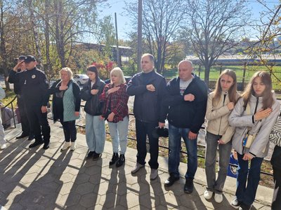 Люди стоять на на відкритті меморіальних дошок на честь Олександра Сінельнікова та Олександра Чирви Люди стоять на на відкритті меморіальних дошок на честь Олександра Сінельнікова та Олександра Чирви
