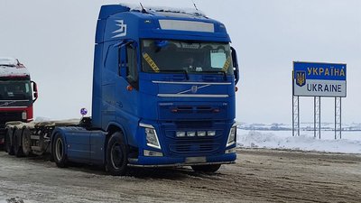 За перші 12 годин роботи кордон перетнули 50 вантажівок: репортаж з ПП "Угринів-Долгобичув" За перші 12 годин роботи кордон перетнули 50 вантажівок: репортаж з ПП "Угринів-Долгобичув"