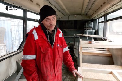 "Відправлять на прифронтові регіони": одеські волонтери виготовляють "Пункт незламності" на колесах "Відправлять на прифронтові регіони": одеські волонтери виготовляють "Пункт незламності" на колесах