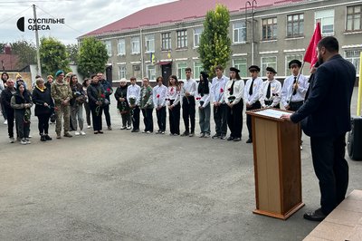 Загинув на Луганщині: в Ізмаїлі відкрили меморіальну дошку полеглому прикордоннику Загинув на Луганщині: в Ізмаїлі відкрили меморіальну дошку полеглому прикордоннику