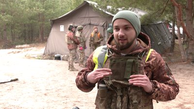 "Щоб людина мала холодний розум": на Рівненщині мобілізованих вчать воювати "Щоб людина мала холодний розум": на Рівненщині мобілізованих вчать воювати