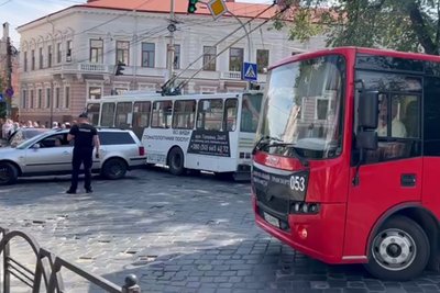 Парафіяни ПЦУ перекрили ділянку вулиці Головної біля Кафедрального собору. Чернівці, 17 червня 2025 рік Парафіяни ПЦУ перекрили ділянку вулиці Головної біля Кафедрального собору. Чернівці, 17 червня 2025 рік