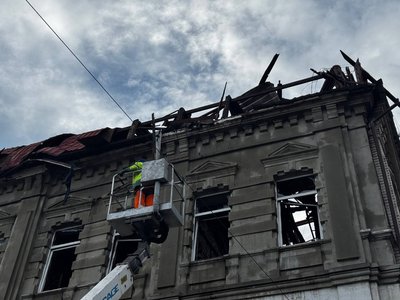 Вигорілий дах, вибиті вікна: на місці удару по Дніпру працюють рятувальники, правоохоронці та комунальники Вигорілий дах, вибиті вікна: на місці удару по Дніпру працюють рятувальники, правоохоронці та комунальники