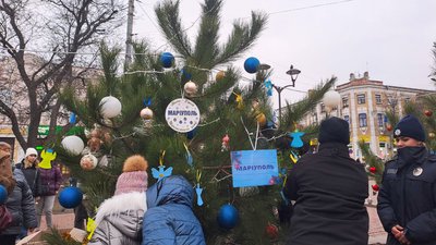 "Кіровоградщина серцем з вами": у Кропивницькому встановили й прикрасили 12 сосен до новорічно-різдвяних свят "Кіровоградщина серцем з вами": у Кропивницькому встановили й прикрасили 12 сосен до новорічно-різдвяних свят