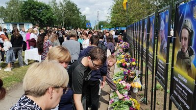 На Черкащині відкрили Алею Слави на честь полеглих військових На Черкащині відкрили Алею Слави на честь полеглих військових