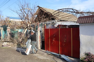 "Все навколо тряслось і ми теж". Жителі Дніпровського району Херсона про наслідки чергового обстрілу РФ "Все навколо тряслось і ми теж". Жителі Дніпровського району Херсона про наслідки чергового обстрілу РФ