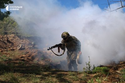 Боєць 505-го окремого батальйону під час проходження "смуги морпіха" вибігає з окопу, куди інструктори кинули димові гранати Боєць 505-го окремого батальйону під час проходження "смуги морпіха" вибігає з окопу, куди інструктори кинули димові гранати
