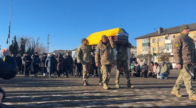 "Обігнав повістку": у Сарнах попрощались із добровольцем Вадимом Шкредом, якого понад два роки вважали зниклим безвісти