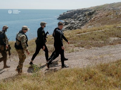 Кирило Буданов перевірив позиції на Зміїному та газовидобувних платформах у Чорному морі Кирило Буданов перевірив позиції на Зміїному та газовидобувних платформах у Чорному морі
